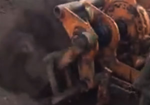 4连杆机构仿形铲土机