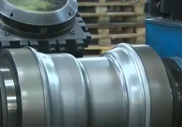 卡车钢制轮毂旋压成形生产过程