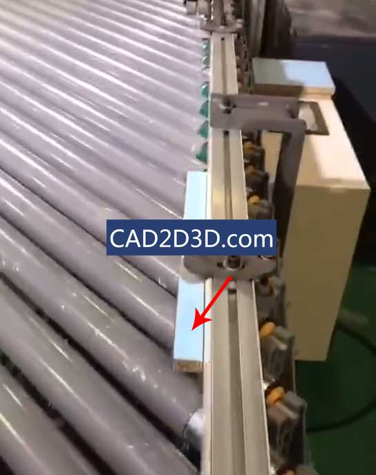 斜辊筒输送线加限位板实现不同规格尺寸工件的自动定位