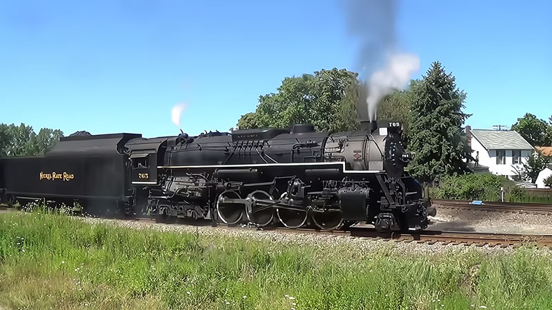 两百年前发明的蒸汽火车，动力还是那么猛，机械式驱动，力量爆棚