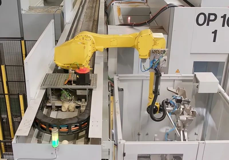 车架机加工全自动化生产线，采用机器人实现所有工序上下料