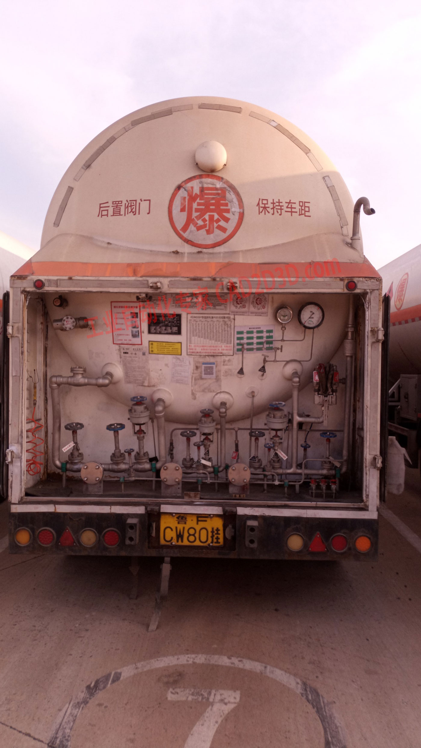 LNG槽车尾部管系实物图片大全，LNG运输车实物图，LNG罐车尾部管道实物图