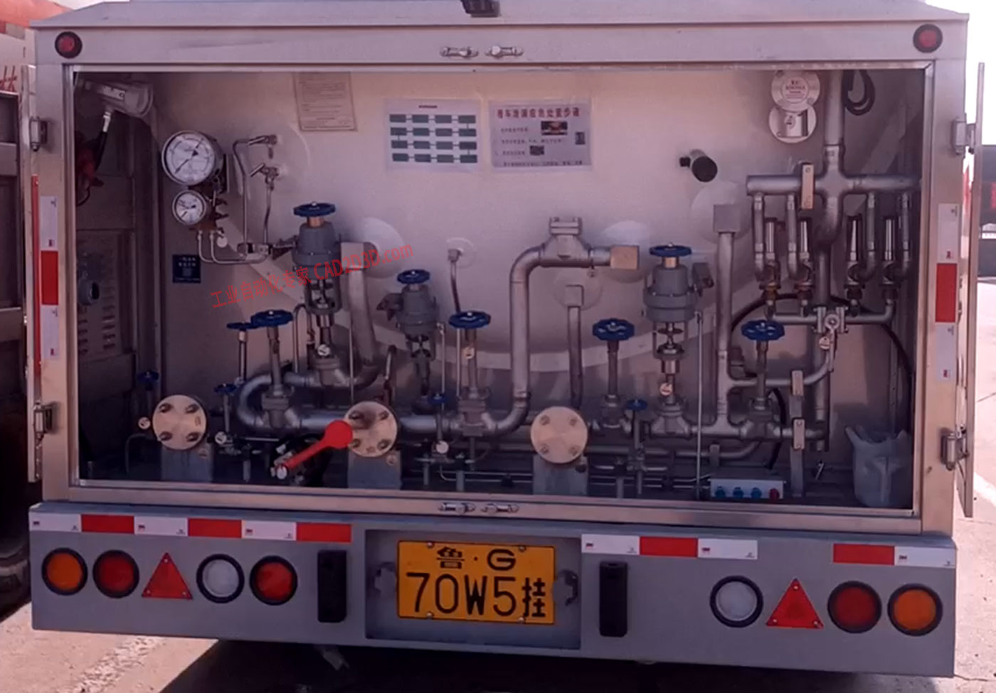 LNG槽车尾部管系实物图片大全，LNG运输车实物图，LNG罐车尾部管道实物图