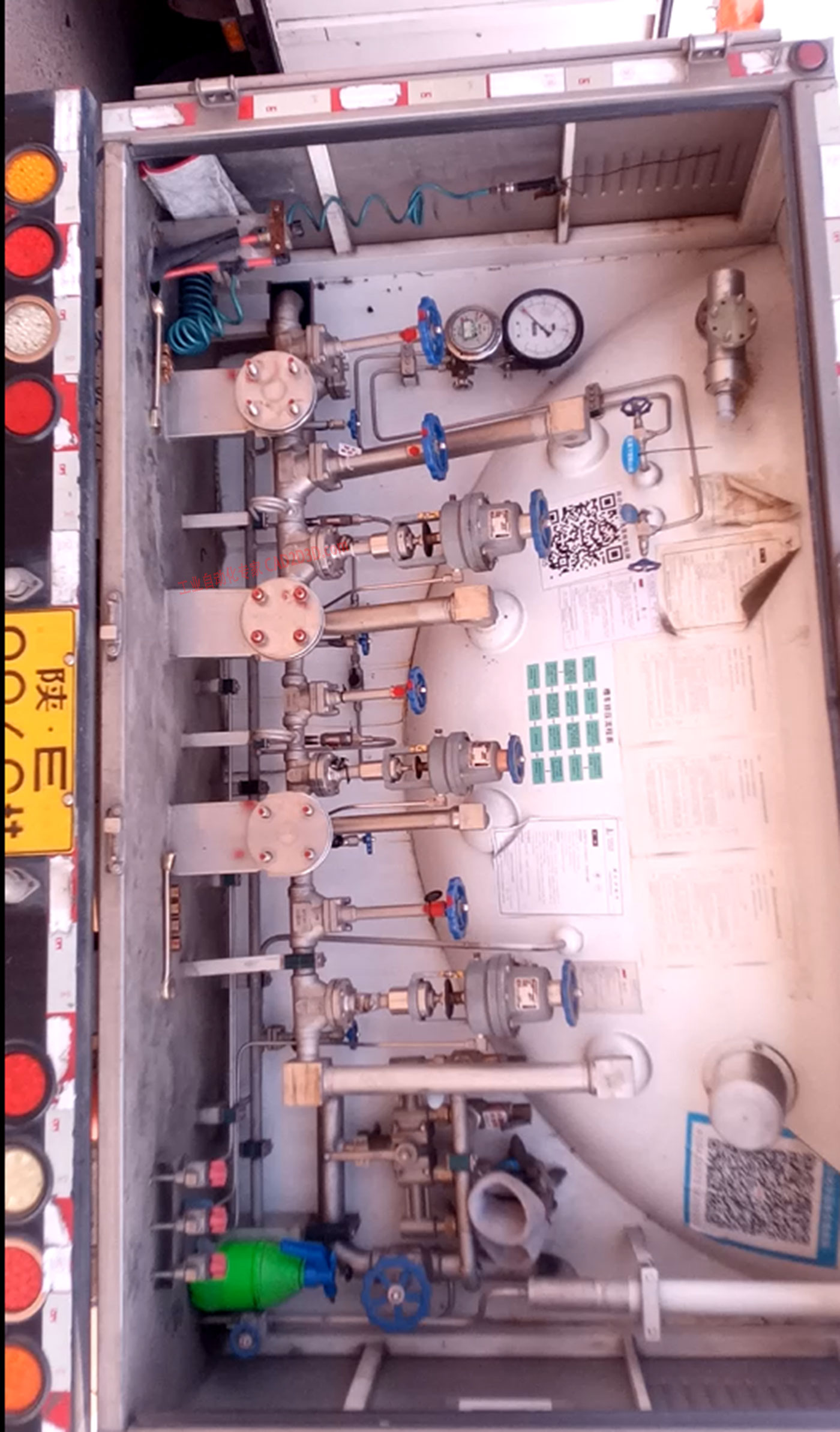 LNG槽车尾部管系实物图片大全，LNG运输车实物图，LNG罐车尾部管道实物图