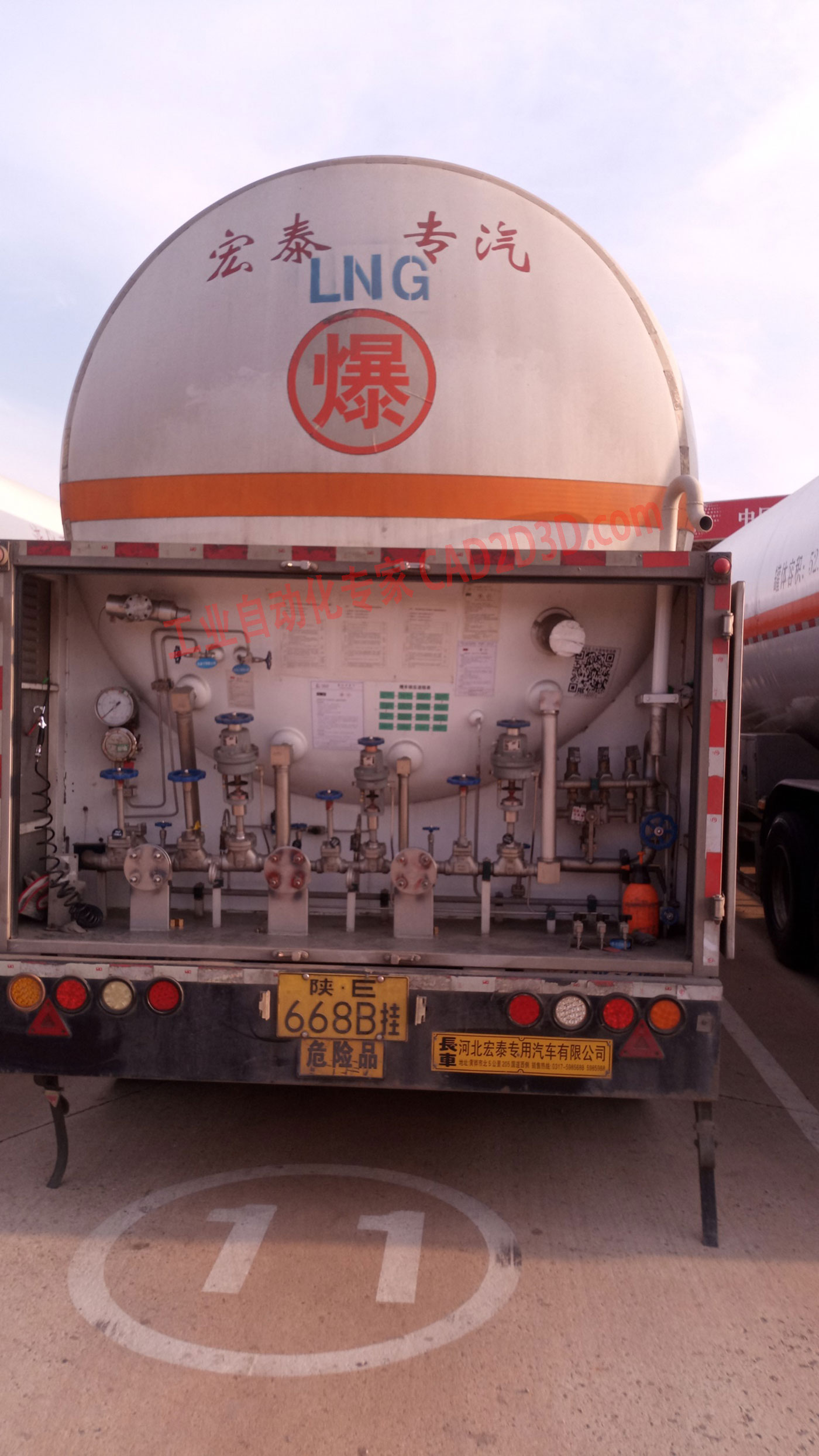 LNG槽车尾部管系实物图片大全，LNG运输车实物图，LNG罐车尾部管道实物图