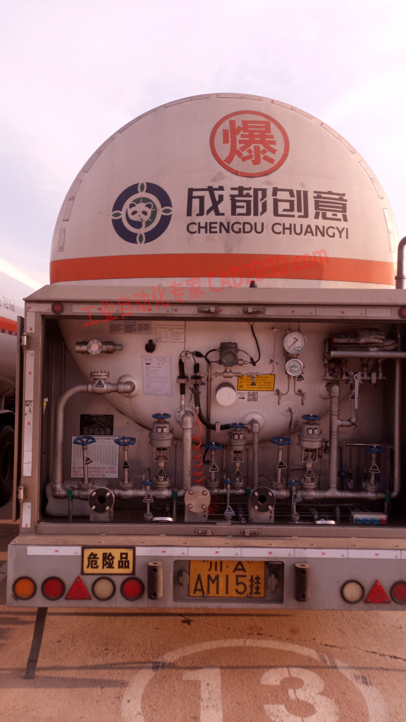 LNG槽车尾部管系实物图片大全，LNG运输车实物图，LNG罐车尾部管道实物图