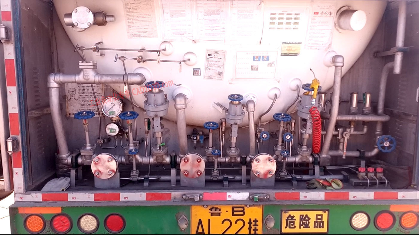 LNG槽车尾部管系实物图片大全，LNG运输车实物图，LNG罐车尾部管道实物图