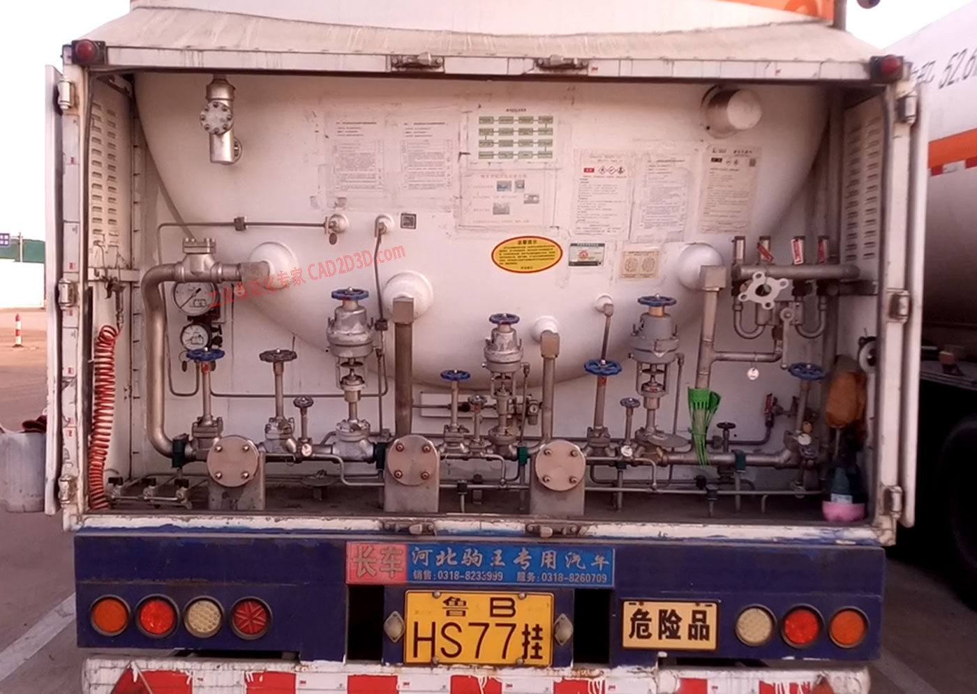 LNG槽车尾部管系实物图片大全，LNG运输车实物图，LNG罐车尾部管道实物图