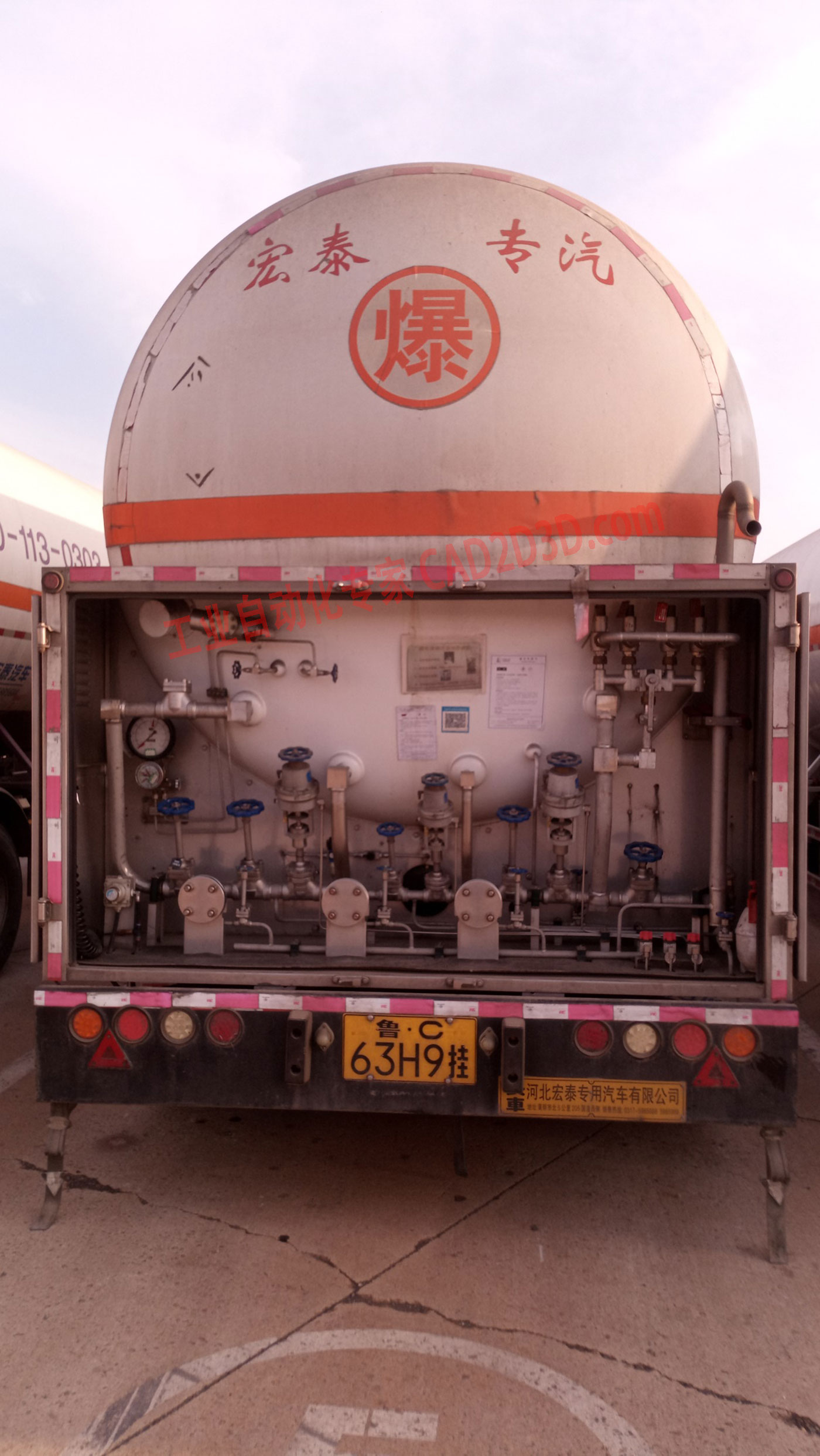 LNG槽车尾部管系实物图片大全，LNG运输车实物图，LNG罐车尾部管道实物图