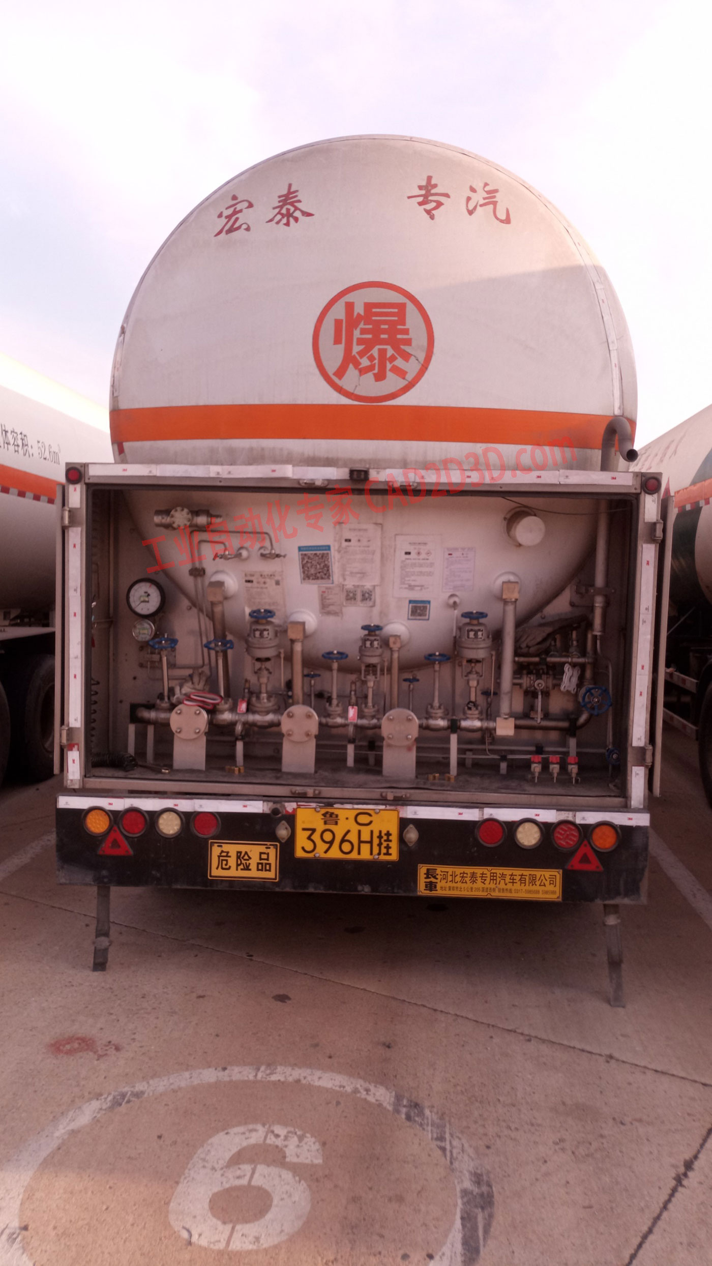 LNG槽车尾部管系实物图片大全，LNG运输车实物图，LNG罐车尾部管道实物图