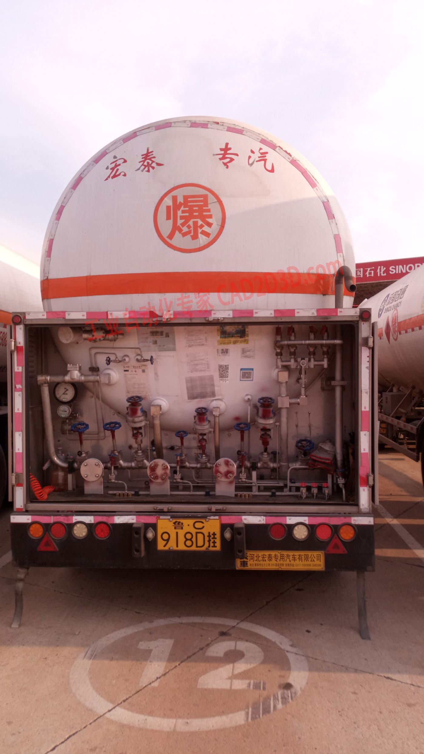 LNG槽车尾部管系实物图片大全，LNG运输车实物图，LNG罐车尾部管道实物图