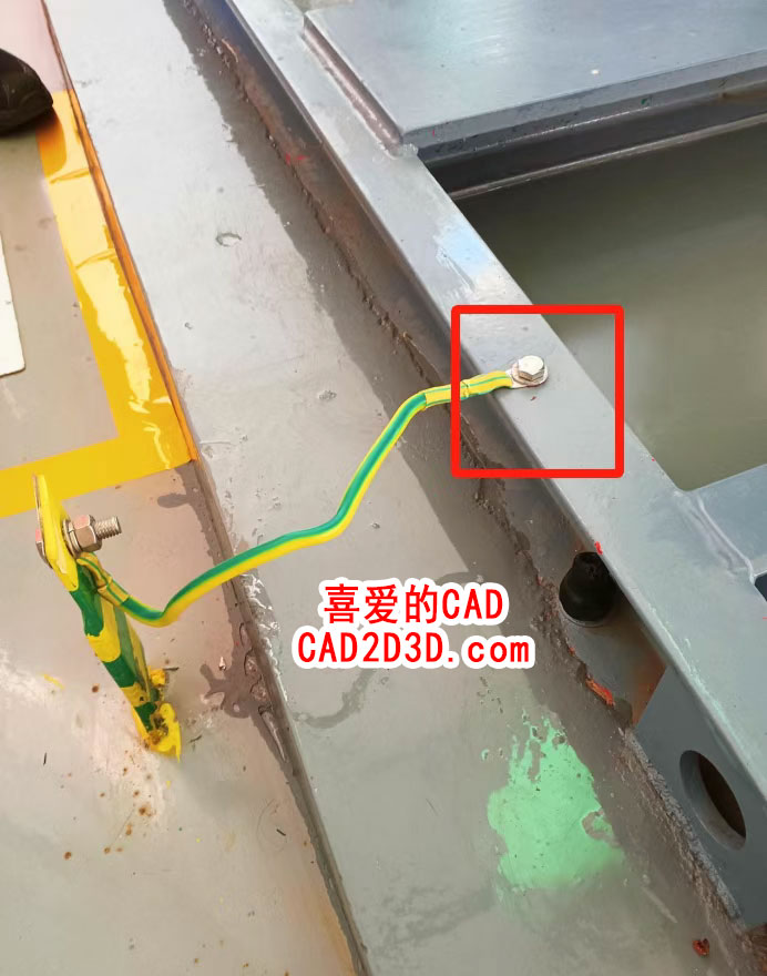 电气装置应接地，螺栓应有防松装置，接线端子及紧固件应涂电力复合脂