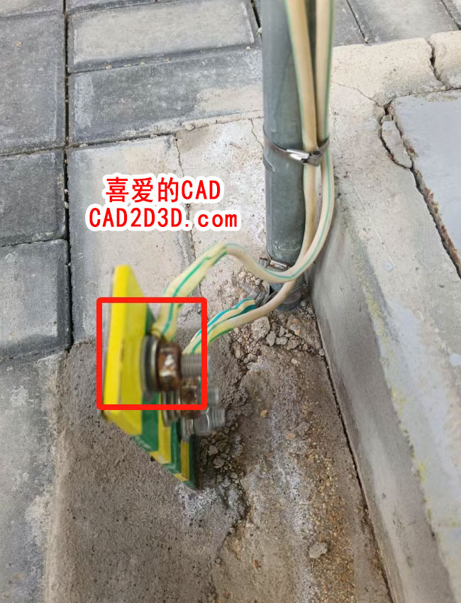 电气装置应接地，螺栓应有防松装置，接线端子及紧固件应涂电力复合脂