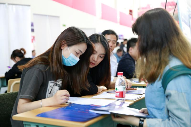 大一开学就要开始找工作，不要谈恋爱荒废人生，不要等到四年后毕业即失业